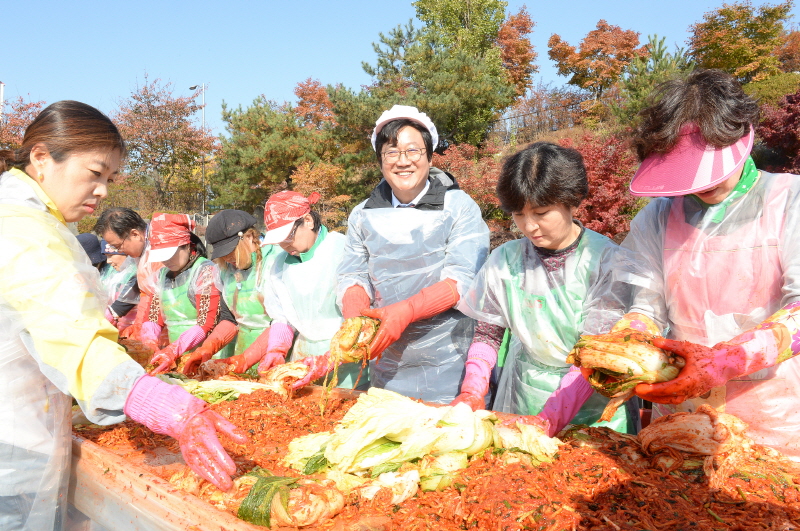 [포토뉴스] 파주시의회, 파주시 새마을회 ‘사랑의 김장담그기’행사 참가하여 이웃사랑 실천 동참