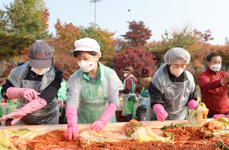 파주시의회, 파주시 새마을회‘사랑의 김장 담그기’ 행사 참여하여 이웃사랑 실천 동참