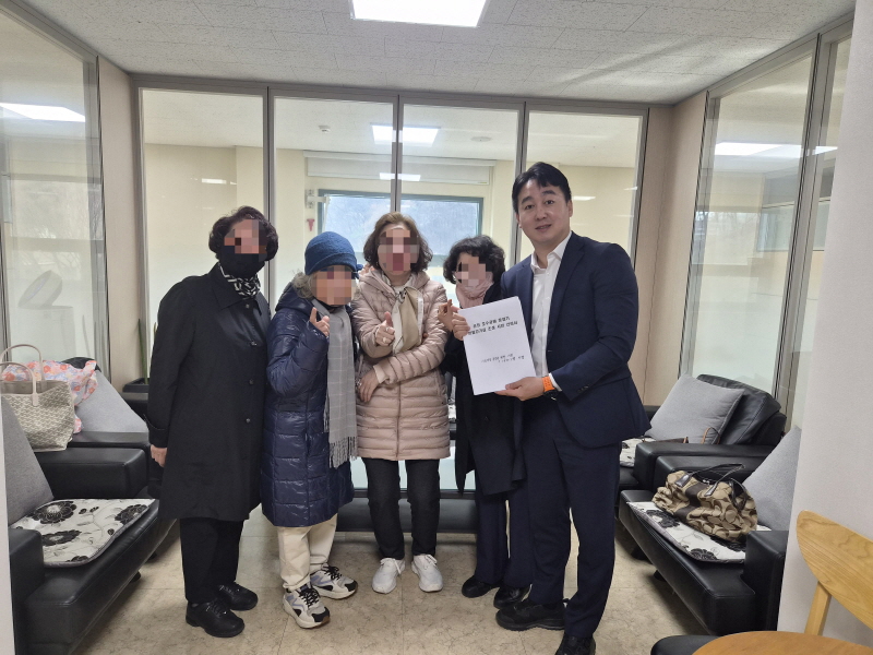 “1,500명 시민 염원 전달...손성익 의원, 운정호수공원 맨발걷기길 개선 논의”